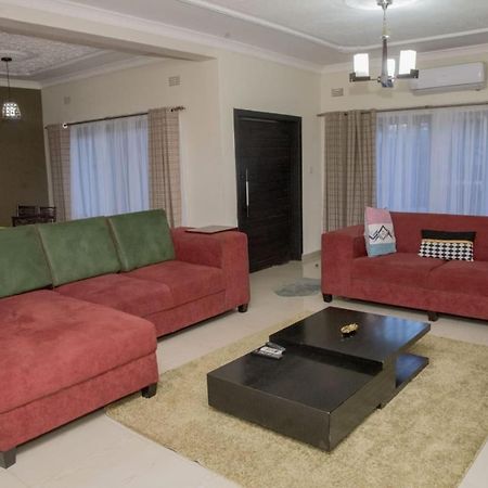 Royal Suites Apartments ルサカ エクステリア 写真